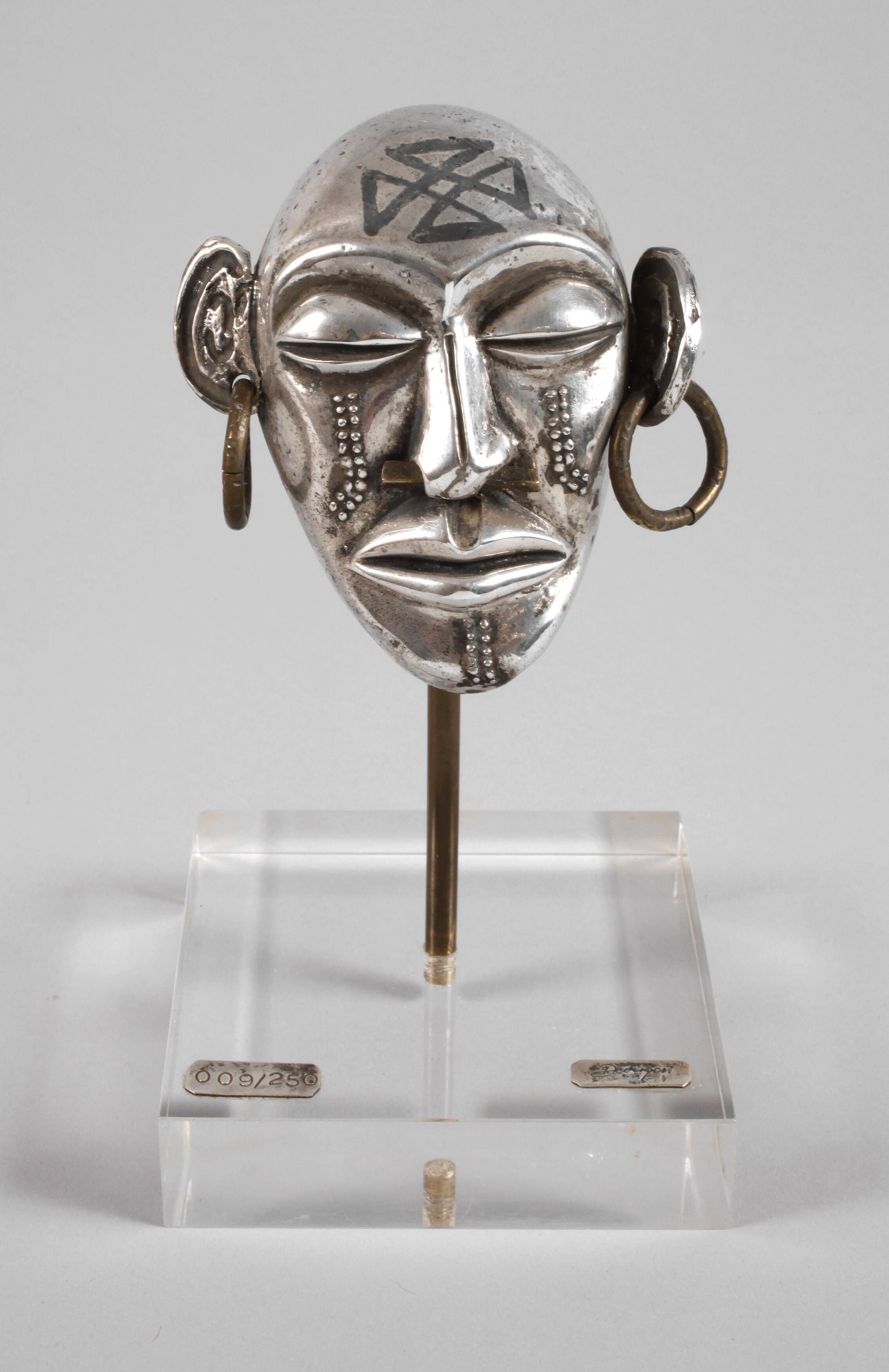 Modell einer Maske Silber
