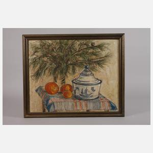 Stillleben mit Kiefernzweigen