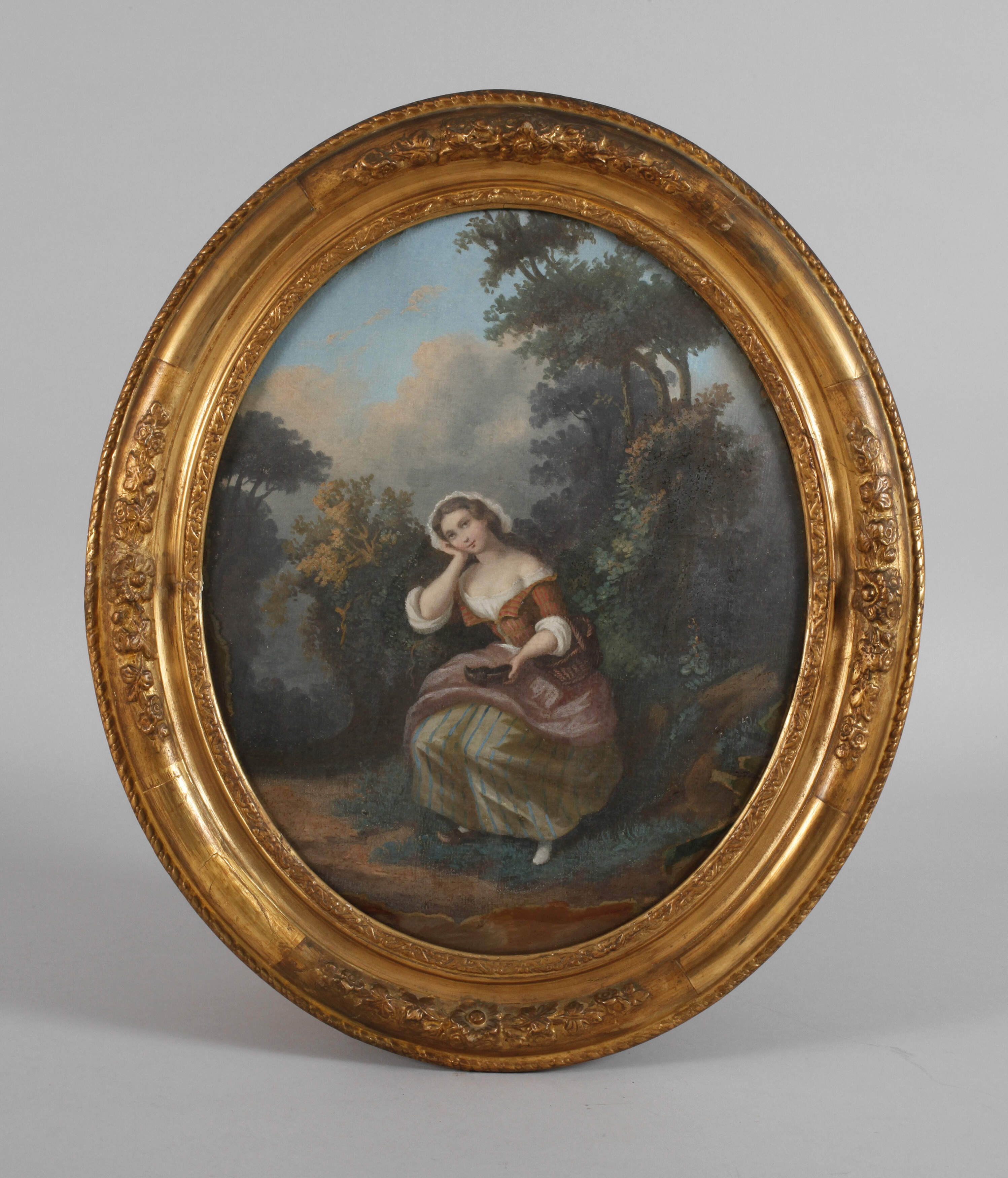 Rastendes Mädchen in Sommerlandschaft