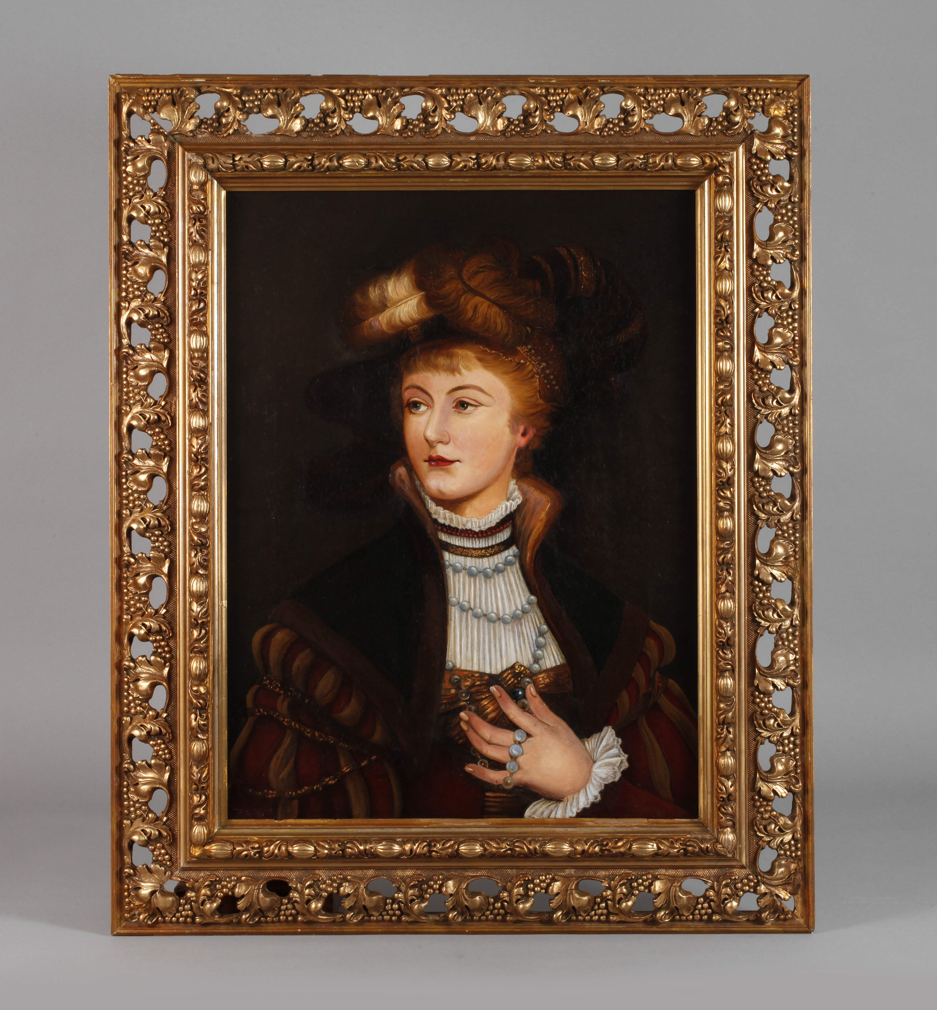 Dame mit Perlenkette