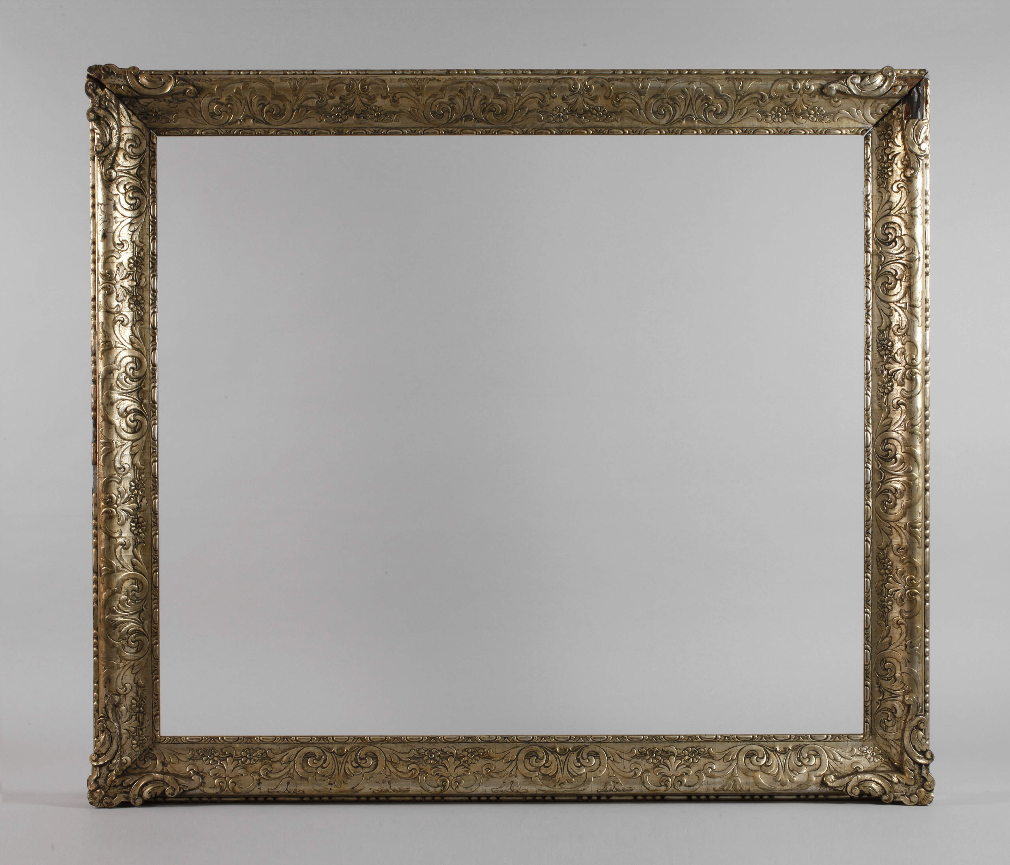 Versilberter Stuckrahmen