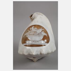 Zwei Muschelschnitzereien