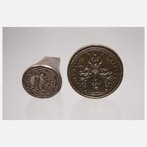 Fünf Siegelstempel und Münzdose
