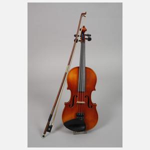 Fünf Violinen mit Bögen