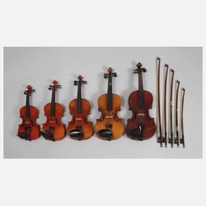 Fünf Violinen mit Bögen
