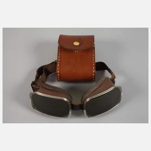 Motorradhaube und Brille