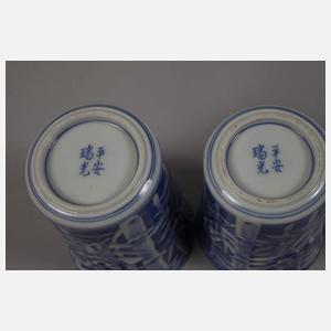 Zwei Porzellanbecher