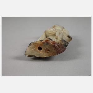 Zwei Steinschnitzereien