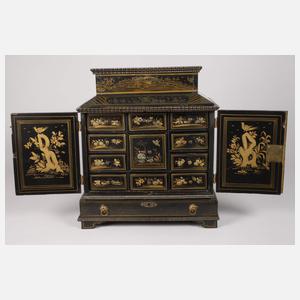 Kleines Lackschränkchen