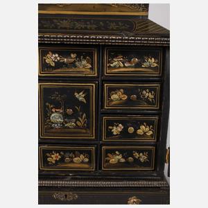 Kleines Lackschränkchen