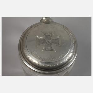 Zwei militärische Krüge