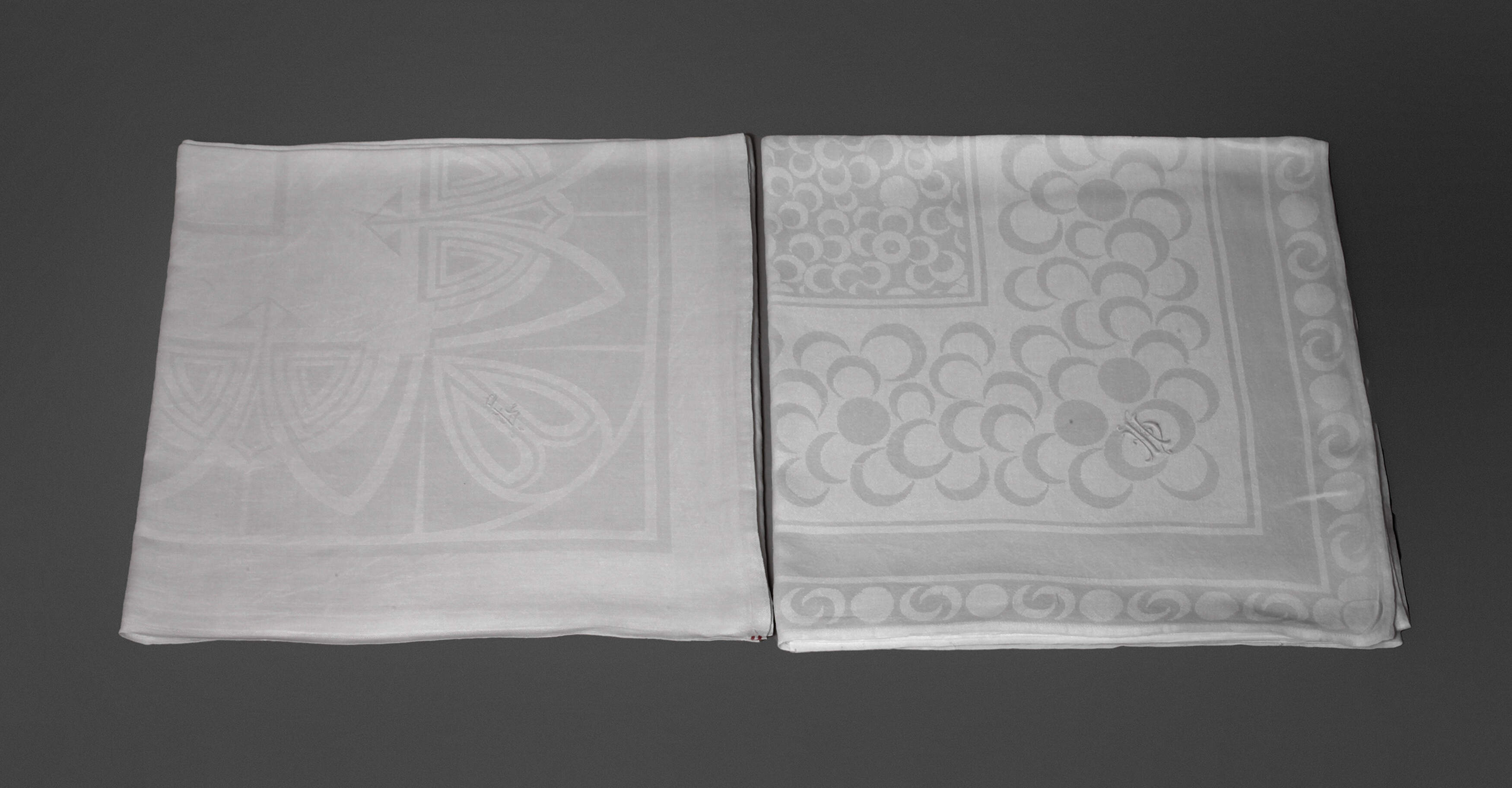 Zwei quadratische Tischtücher geometrischer Dekor