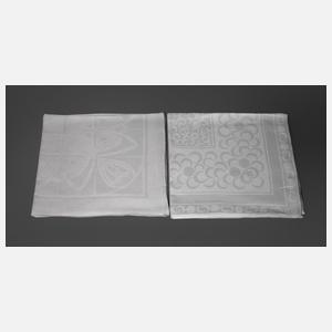 Zwei quadratische Tischtücher geometrischer Dekor