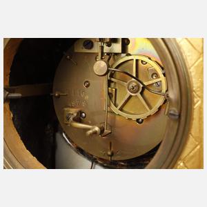 Kaminuhr mit Porzellaneinlagen