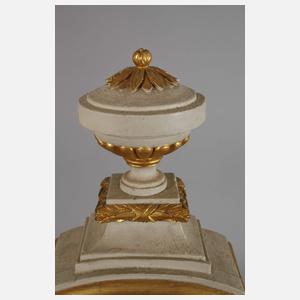 Große klassizistische Kaminuhr