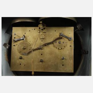 Große klassizistische Kaminuhr