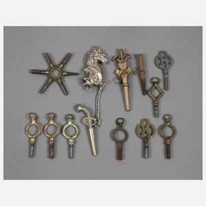 Zwölf alte Taschenuhrenschlüssel
