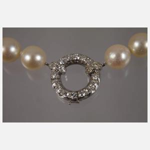Perlenkette mit diamantbesetzter Schmuckschließe