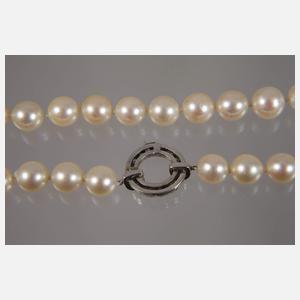 Perlenkette mit diamantbesetzter Schmuckschließe