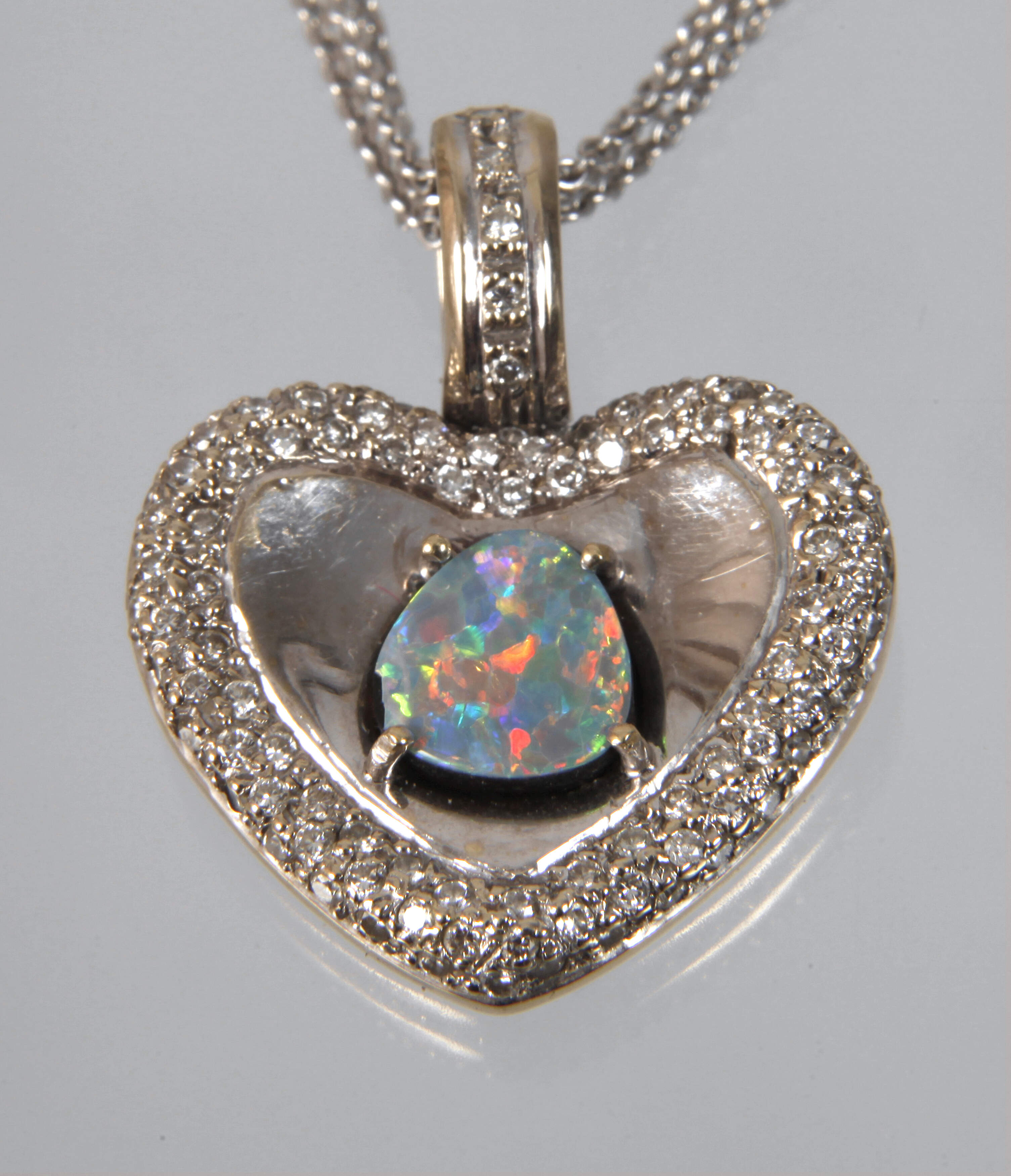 Herzanhänger mit Edelopal und Diamanten