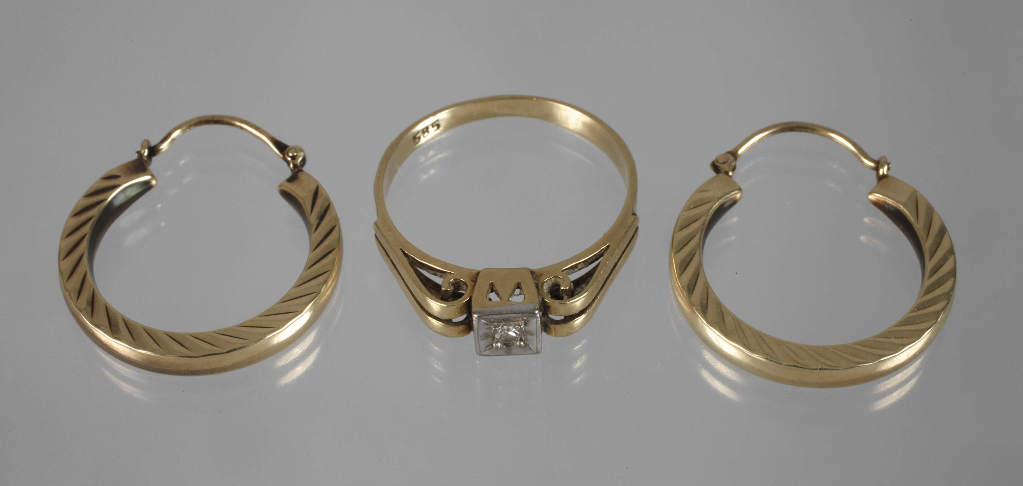 Ring und ein Paar Creolen