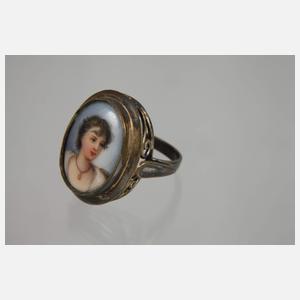 Zwei Schmuckteile mit Porzellanmalerei