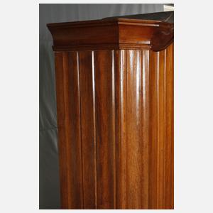 Spätbarocker Wellenschrank