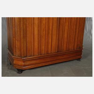 Spätbarocker Wellenschrank