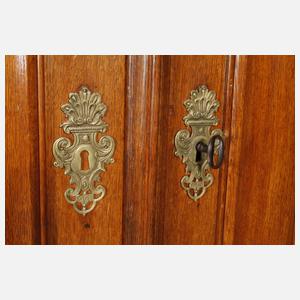 Spätbarocker Wellenschrank