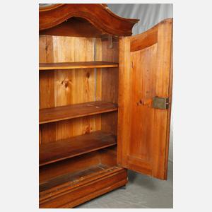 Spätbarocker Wellenschrank