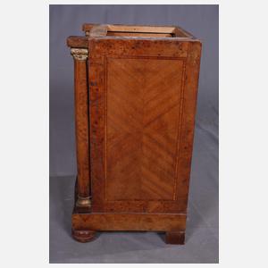 Nachtschrank im Biedermeierstil