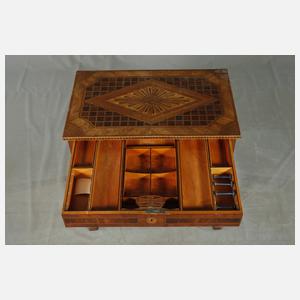 Intarsierter Nähtisch