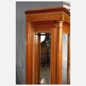 Vitrine im Empire-Stil