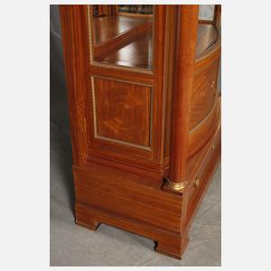 Vitrine im Empire-Stil