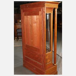 Vitrine im Empire-Stil