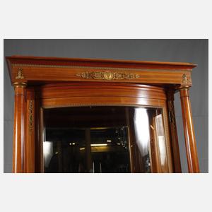 Vitrine im Empire-Stil