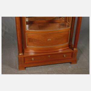 Vitrine im Empire-Stil