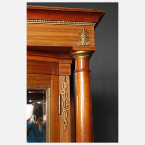 Vitrine im Empire-Stil