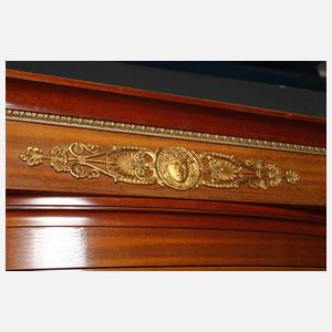 Vitrine im Empire-Stil