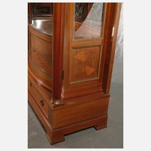 Vitrine im Empire-Stil