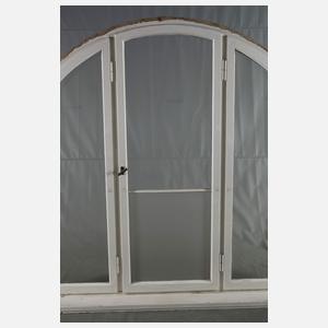 Vier große Rundbogenfenster