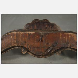 Barocke Haustür mit Bekrönung