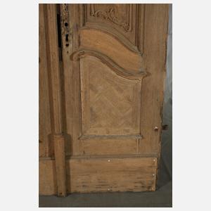 Barocke Haustür mit Bekrönung