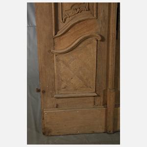 Barocke Haustür mit Bekrönung