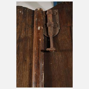 Barocke Haustür mit Bekrönung