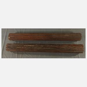 Paar kannelierte Holzsäulen