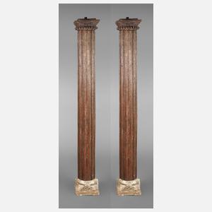 Paar kannelierte Holzsäulen