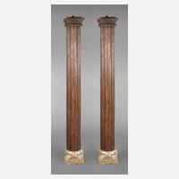 Paar kannelierte Holzsäulen111
