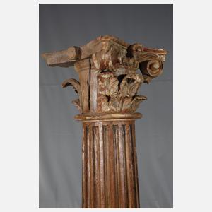 Paar korinthische Holzsäulen