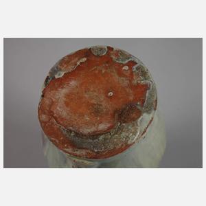 Laufglasurvase mit Figuren